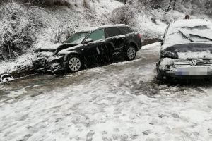 Accident la Mureşenii Bârgăului. Două maşini s-au ciocnit (FOTO)