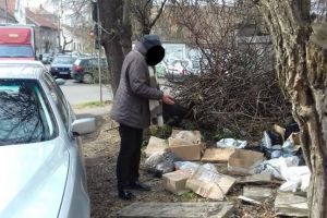 Fără limite! Femeie prinsă când arunca gunoaie pe stradă de faţă cu Poliţia Locală