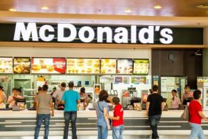 McDonald’s angajează la Satu Mare. Oferă salariul de 2.700 lei/lunar