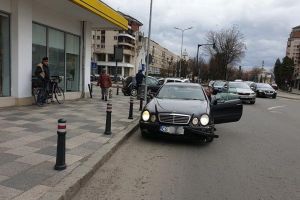 FOTO: Accident rutier în sensiul giratoriu din centrul municipiului Alba Iulia – Două maşini ”şifonate” după ce unul dintre şoferi nu a acordat prioritate