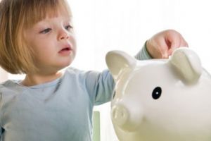 Cresc alocaţiile de la 1 aprilie. Câţi bani vor primi