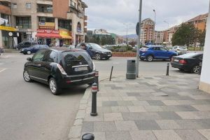 FOTO: Accident în sensiul giratoriu din centrul municipiului Alba Iulia – Două maşini ”şifonate” după ce unul dintre şoferi nu a acordat prioritate