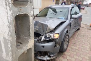 Accident rutier in Lumina, judetul Constanta. O masina a fost proiectata intr-un stalp. Șoferul, ranit