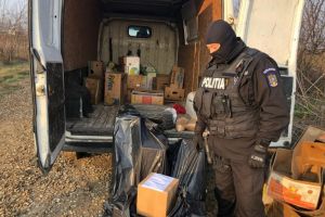 15 tone de tutun au fost confiscate şi 60 de persoane duse la audieri în urma percheziţiilor făcute inclusiv în Bihor la contrabandişti (FOTO)