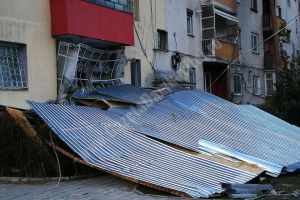 Foto: Vântul a distrus un acoperiş în Micro 9