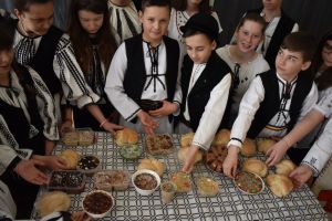 FOTO – La Ruşi copiii s-au  prins veri şi văruţe