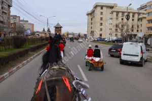 Oameni şi cai, binecuvântaţi de Paştele cailor 2019 – Bulgarii târgovişteni duc mai departe tradiţia strămoşească!
