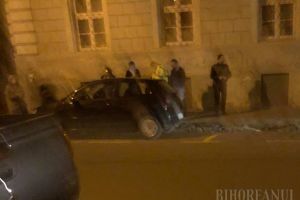 Atenţie ce lăsaţi în maşină! Spărgători de autoturisme surprinşi, sâmbătă seară, în centrul Oradiei