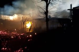 FOTO-VIDEO: În Complexul Weekend, o clădire a fost mistuită de flăcări