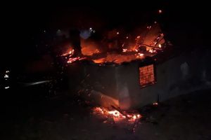 FOTO Casă mistuită de flăcări la Șeica Mare