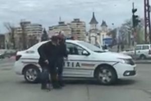 Puterea exemplului: Un poliţist din Oradea a oprit circulaţia pe bulevard pentru a ajuta un bătrânel care nu putea să traverseze (VIDEO)