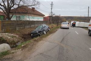 Accident in Valea Mare, judetul Olt. Un microbuz rasturnat, un autoturism in sant. Patru persoane au fost ranite  