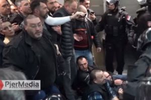Proteste violente la Tirana. Poliţia albaneză a intervenit cu gaze lacrimogene