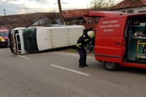 Accident grav în Olt între un autoturism şi un microbuz cu pasageri. FOTO