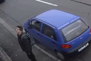 VIDEO Hoţ filmat în timp ce a furat un telefon din maşină