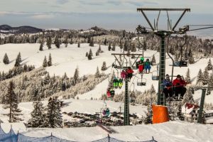 Schiori rămaşi suspendaţi pe telescaun la Arena Platoş în Păltiniş