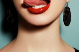 Cele mai indecente poziţii. Vedetele României, surprinse în unghiuri +18 de-a lungul timpului. Foto