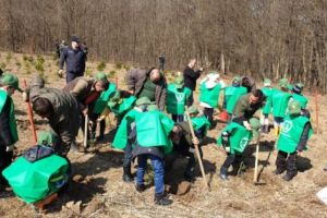 Copiii au dat startul „Lunii plantării arborilor”