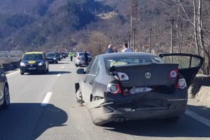 FOTO Accident pe Valea Oltului cu cinci maşini implicate