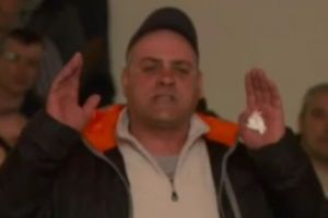 Scandal la conferinţa PSD. Un protestatar furios a intrat peste liderii partidului