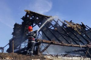 FOTO Incendiu la Brateiu – O persoană a făcut atac de panică