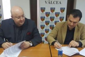 PREȘEDINTELE CJ VÂLCEA CONSTANTIN RĂDULESCU A SEMNAT CONTRACTUL DE PROIECTARE ȘI EXECUȚIE LUCRĂRI A CRRN MĂCIUCA