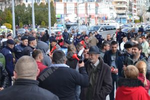 TÂRGOVIȘTE: Moment confuz, la vizita lui Dragnea, creat de vuvuzelele unor susţinători PSD