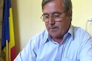 Primarul din Zătreni, Constantin Liţoiu, spune că drumul spre cătunul Boru, care face legătura cu Livezi, a fost pietruit