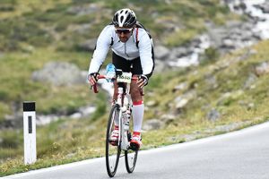 Alin Bonţa îşi prezintă astăzi, oficial, albumul „Cu bicicleta prin Hunedoara”