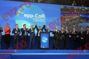 Festivism şi umilinţe la PNL, în prezenţa neamurilor din Europa