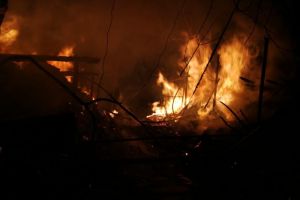 Casă din Novaci, cuprinsă de flăcări de la un incendiu de vegetaţie