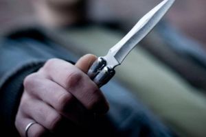 Târgujiancă lovită şi ameninţată de soţ cu un cuţit