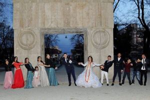 Nuntă cu ştaif, în Meteor, în familia lui Ninel Potîrcă! – Mirele a purtat pistol, iar mireasa a avut la gât o salbă cu 50 de cocoşei de aur