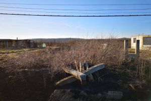 Stâlp de curent, rupt de vânt la graniţa comunei Câlnic cu Teleşti! Zece case, puse în pericol de un incendiu violent, comuna, opt ore fără energie electrică