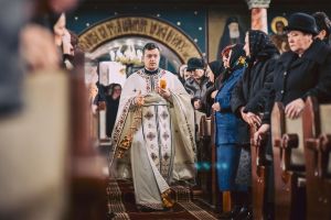 Pr. Dan Cismaş, despărţire în lacrimi de credincioşii din Maieru (FOTO-VIDEO)