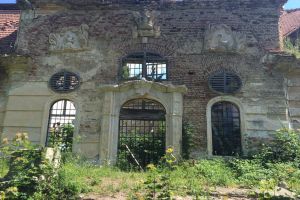 ”17 monumente istorice, în stare de colaps şi precolaps”