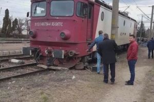 O locomotivă a sărit de pe şine la Braşov