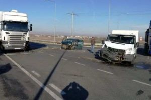 FOTO: ACCIDENT rutier la ieşirea de pe autostrada A1, Sibiu – Sebeş. Cinci persoane rănite după o coliziune între un autotren şi un autoturism
