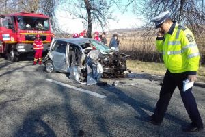 Accident rutier pe DN67. Un autoturism si un autotren, implicate. Traficul a fost blocat in zona (galerie foto)