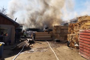 UPDATE. Incendiu violent la Balotesti, Ilfov. O hala cu materiale de constructii a fost cuprinsa de flacari. Mai multe echipaje de pompieri intervin (galerie foto) 