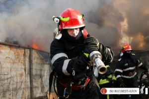 Incendiu puternic în apropiere de Bucureşti. O hală uriaşă a fost cuprinsă de flăcări. Zeci de pompieri sunt la faţa locului