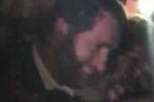 Clasa muncitoare protestează, politicienii dansează sau schiază. În timp ce Parisul era sub asediu, ministrul de Interne  dansa în club. Foto în articol