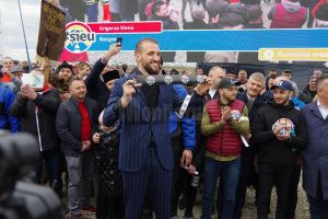 Protestul lui Ştefan Mandachi faţă de lipsa de autostrăzi din România a devenit cea mai ...