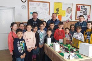 Poliţiştii au „descins” în şcolile din judeţ