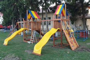 Surpriza pentru copiii din Lipanesti, la inceput de primavara. Parcul din centrul comunei s-a înnoit. Locul de joacă are supraveghere video