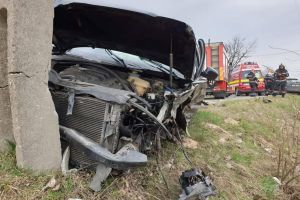 FOTO. Accident în Micula. Impact frontal între două maşini. Stâlp rupt