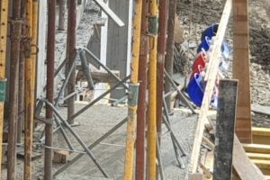 Cu îngăduinţa ITM Argeş, la blocul de pe Alunului se lucrează fără echipament de protecţie