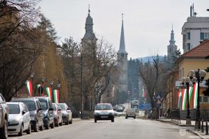 Primăria Odorheiu Secuiesc sponsorizată cu sute de steaguri maghiare şi secuieşti de Camera de Comerţ de la Budapesta