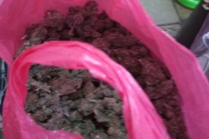 Doi bărbaţi, prinşi în timp ce încercau să vândă droguri într-o localitate din Arad