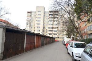 Parcare pe garaj: Primăria Oradea vrea să demoleze garajele dintre blocuri, ca să facă parcări în loc